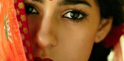 indian woman wearing bindi 625x312